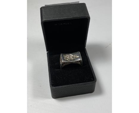 A BOXED GENTS SILVER SIGNET RING 