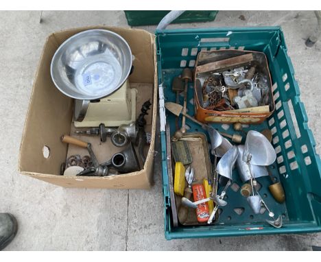 AN ASSORTMENT OF VINTAGE ITEMS TO INCLUDE SCALES, MINCERS AND PADLOCKS ETC 
