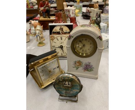A QUANTITY OF SMALL CLOCKS TO INCLUDE A TRAVELLING ALARM CLOCK, MANTLE CLOCKS, ETC 