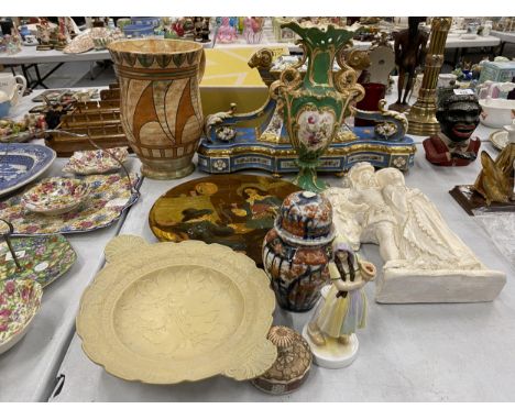 A QUANTITY OF CERAMIC ITEMS TO INCLUDE A ROYAL DOULTON WALL PLAQUE, CHARLOTTE RHEAD JUG, CERAMIC CLOCK CASE ( NO CLOCK), FIGU