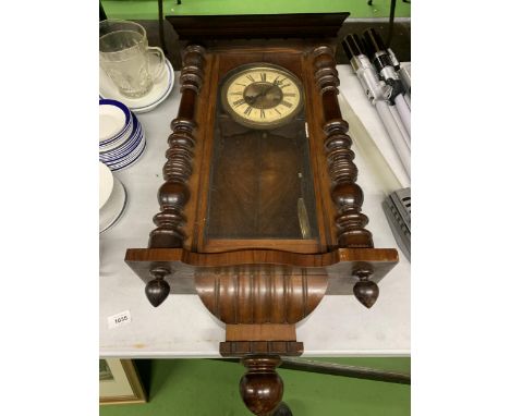 A VINTAGE STYLE MAHOGANY CASED WALL CLOCK WITH ENAMEL FACE AND ROMAN NUMERALS, WITH PENDULUM, HEIGHT APPROX 77CM 