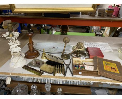 A MIXED VINTAGE LOT TO INCLUDE BOXED GAME, TURNED WOODEN LAMP BASE ETC 