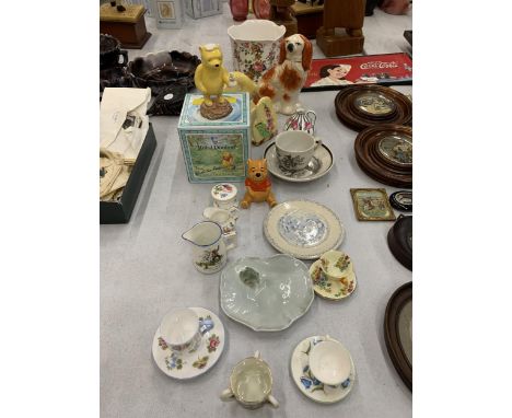 A QUANTITY OF CERAMIC ITEMS TO INCLUDE A BOXED ROYAL DOULTON WINNIE-THE-POOH, ROYAL COPENHAGEN 'FROG' PIN TRAY, CARLTONWARE T