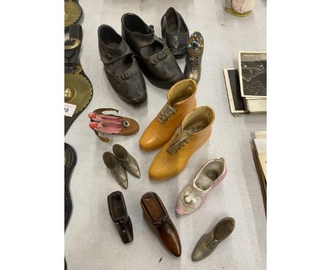 A COLLECTION OF MINIATURE SHOES TO INCLUDE A TREEN SNUFF BOX, VINTAGE CHILDREN'S CLOGS, PIN CUSHIONS, ETC 