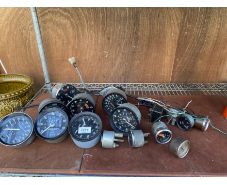 AN ASSORTMENT OF VINTAGE AUTOMOBILE DASHBOARD GAUGES TO INCLUDE SPEEDOMETERS, CLOCKS AND OIL GAUGES ETC 