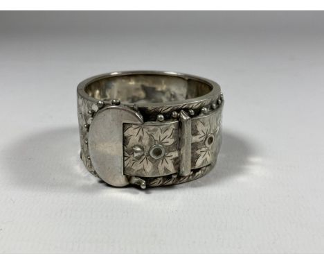 A VICTORIAN SILVER BUCKLE FORM NAPKIN RING, HALLMARKS FOR BIRMINGHAM, 1893, WEIGHT 26G 