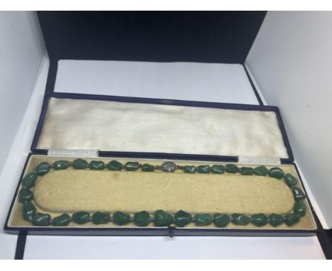 A JADE KNOTTED NECKLACE WITH A MARKED SILVER CLASP IN A PRESENTATION BOX 