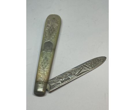 A MOTHER OF PEARL FRUIT KNIFE WITH DECORATIVE HALLMARKED SHEFFIELD 1904 