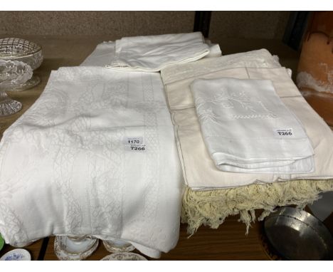 A COLLECTION OF VINTAGE EMROIDERY AND LINEN 