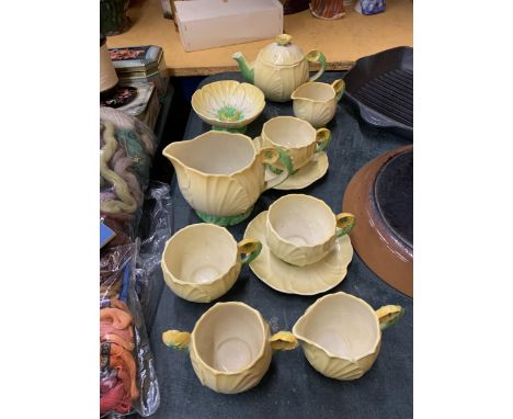 A QUANTITY OF CARLTON WARE (AUSTRALIAN DESIGN) CERAMICS IN A YELLOW LEAF DESIGN TO INCLUDE A TEAPOT, JUGS, CUPS, SAUCERS AND 