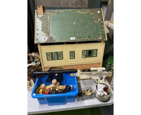 A MIXED GROUP OF VINTAGE TOYS TO INCLUDE A LARGE DOLLS HOUSE ETC 