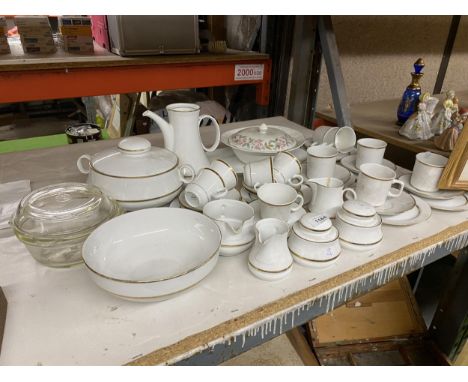 A LARGE GERMAN CERAMIC DINNER SERVICE 