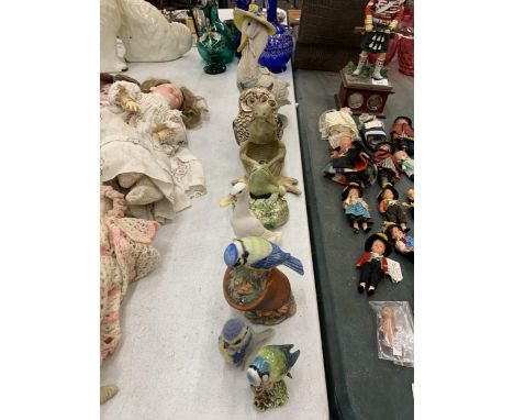 A QUANTITY OF CERAMIC FIGURES TO INCLUDE BIRDS, ONE BEING A BESWICK BLUE TIT, FROGS DUCKS AND AN OWL 