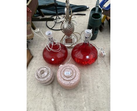THREE TABLE LAMPS AND TWO RETRO GLASS LAMP SHADES 