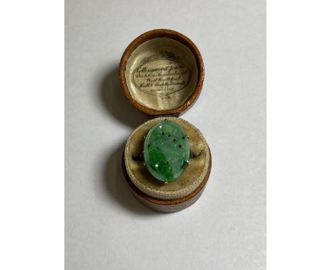 A VINTAGE JADE STYLE WHITE METAL RING, BOXED, SIZE N/O 