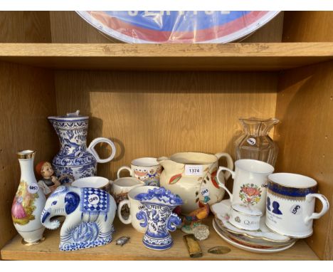 AN ASSORTMENT OF CERAMIC ITEMS TO INCLUDE A GOEBEL FIGURE, JUGS AND CUPS ETC 