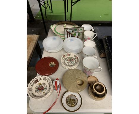 A QUANTITY OF  CERAMIC ITEMS TO INCLUDE BOWLS, MUGS, CANDLEHOLDERS, ETC 