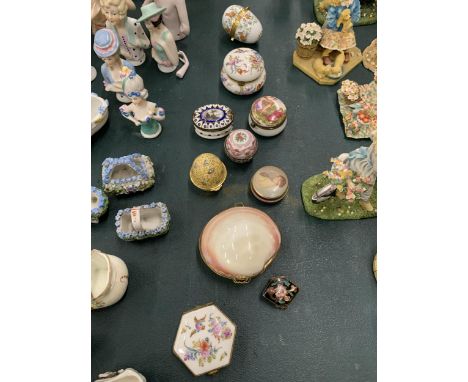 A QUANTITY OF VINTAGE TRINKET BOXES TO INCLUDE A BILSTON ENAMEL EXAMPLE, AN OYSTER SHELL, ETC 