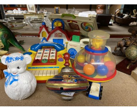 VARIOUS VINTAGE TOYS TO INCLUDE ACTIVITY CENTRES, SPINNING TOPS ETC 