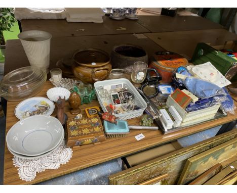 A LARGE MIXED LOT OF ITEMS TO INCLUDE COSTUME JEWELLERY, PLAYING CARDS, VINTAGE TINS, CERAMICS, A HUNTING THEMED TRAY, ETC 