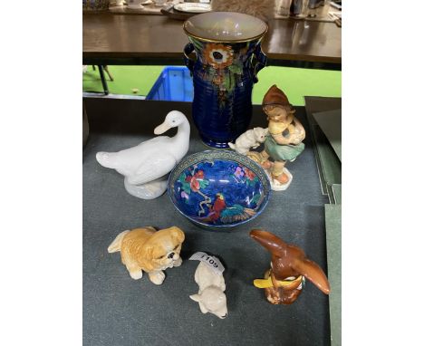 A COLLECTION OF CERAMIC ITEMS TO INCLUDE A CROWN DEVON BLUE LUSTRE VASE, GOEBEL RABBIT, LOSOL BOWL WITH PARROT DESIGN, NAO GO