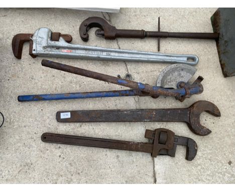 AN ASSORTMENT OF TOOLS TO INCLUDE A PIPE BENDER, TWO SETS OF STILSENS AND A LARGE SPANNER ETC 