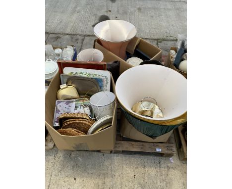 AN ASSORTMENT OF HOUSEHOLD CLEARANCE ITEMS TO INCLUDE TRAYS AND LAMP SHADES ETC 
