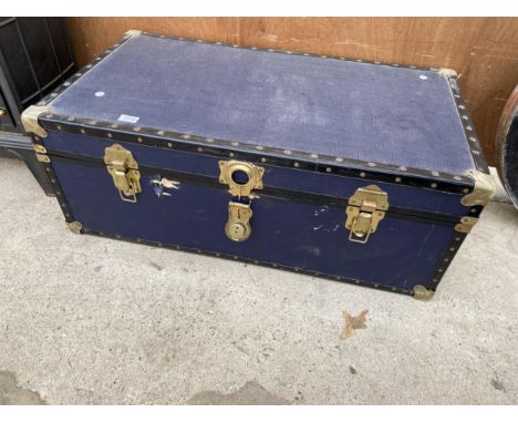 A LARGE VINTAGE TRAVEL CASE 