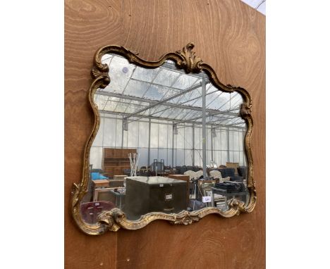 A VINTAGE DECORATIVE GILT FRAMED WALL MIRROR 