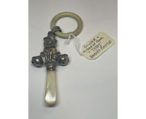 A HALLMAKED BIRMINGHAM 1926 SILVER AND MOTHER OF PEARL 'TOBY' BABIES RATTLE 