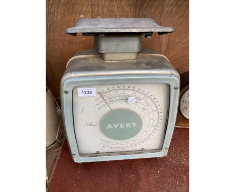 A SET OF VINTAGE AVERY POST OFFICE SCALES 