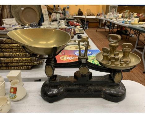 A SET OF VINTAGE LIBRA SCALES WITH BRASS PAN AND WEIGHTS 