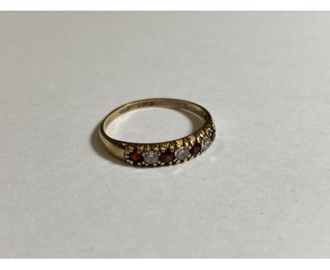 A 9CT YELLOW GOLD RED STONE &amp; CZ RING, WEIGHT 1.2G 