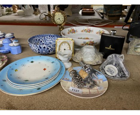 A QUANTITY OF CERAMIC ITEMS TO INCLUDE WASHINGTON POTTERY RETRO PLATES, WOOD AND SONS 'CHUNG' BOWL, GREEK MINI CUPS AND SAUCE