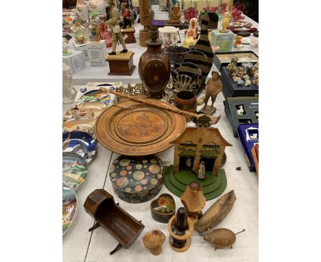 A LARGE QUANTITY OF TREEN ITEMS TO INCLUDE A CAT LETTER RACK, A WEATHER STATION, BOXES, MUSHROOMS, A TABLE LAMP, ETC 