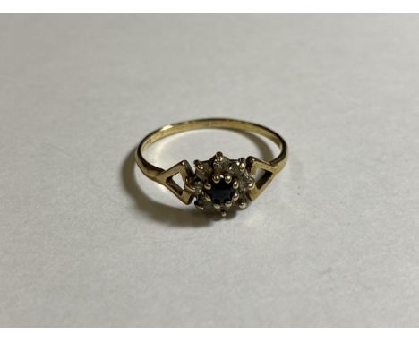 A 9CT YELLOW GOLD SAPPHIRE &amp; CZ STONE RING, WEIGHT 1.1G 