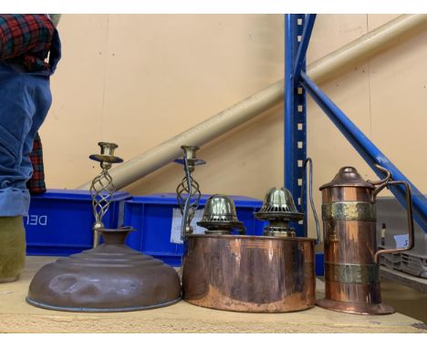 A QUANTITY OF COPPER AND BRASS ITEMS TO INCLUDE AN ELTEX DOUBLE LAMP/BURNER, CANDLESTICKS, A FOOT WARMER AND A LIDDED TANKARD