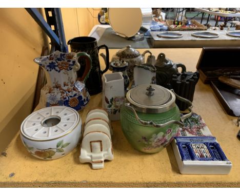A QUANTITY OF VINTAGE CERAMIC ITEMS TO INCLUDE A MASON'S JUG, TEAPOTS, JUGS, TOAST RACK, ETC 