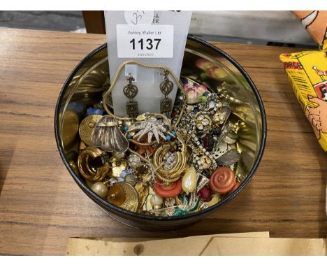 A TIN OF ASSORTED VINTAGE AND LATER COSTUME JEWELLERY 