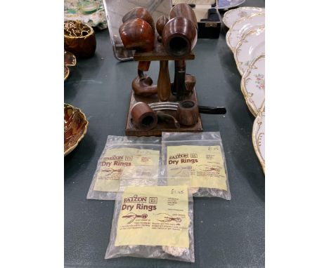 A VINTAGE PIPE STAND WITH A QUANTITY OF PIPES PLUS THREE BAGS OF DRY RINGS 