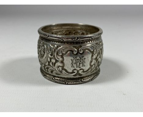 A HEAVY VICTORIAN SILVER NAPKIN RING, HALLMARKS FOR SHEFFIELD, 1899, WEIGHT 53G 