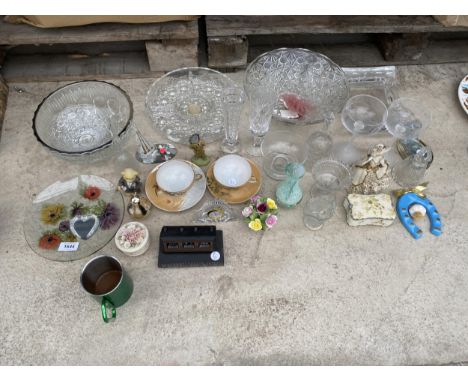 AN ASSORTMENT OF CERAMICS AND GLASS WARE TO INCLUDE BOWLS AND CUPS AND SAUCERS ETC 