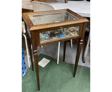 AN OAK JEWELLERY DISPLAY CABINET / SIDE TABLE WITH VARIOUS EMBROIDERY CONTENTS 