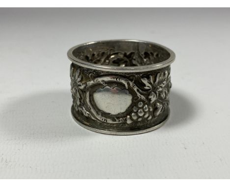 A VICTORIAN SILVER NAPKIN RING, HALLMARKS FOR BIRMINGHAM, 1883, WEIGHT 22G 