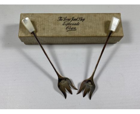 A BOXED PAIR OF SILVER AND MOTHER OF PEARL HANDLED PICKLE FORKS, HALLMARKS FOR SHEFFIELD, 1938 