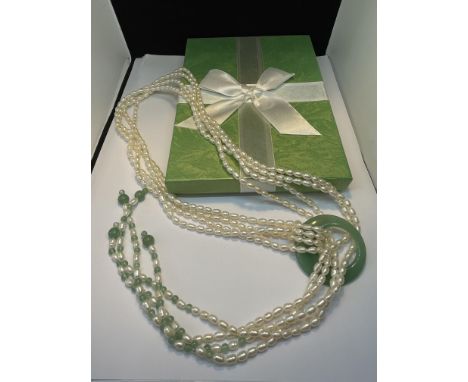 A HAND STRUNG CULTURED PEARL AND JADE LARIAT DESIGN NECKLACE LENGTH 81CM IN A PRESENTATION BOX 