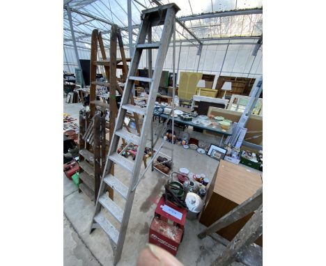 AN 8 RUNG ALUMINIUM SLINGSBY LTD STEP LADDER 
