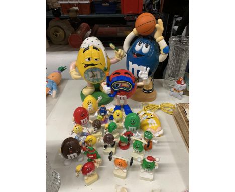 A LARGE COLLECTION OF M AND M FIGURES TO INCLUDE A CLOCK 