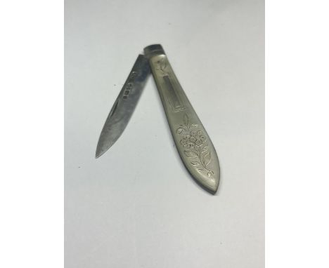 A HALLMARKED SHEFFIELD 1876 SILVER AND MOTHER OF PEARL FRUIT KNFIE 