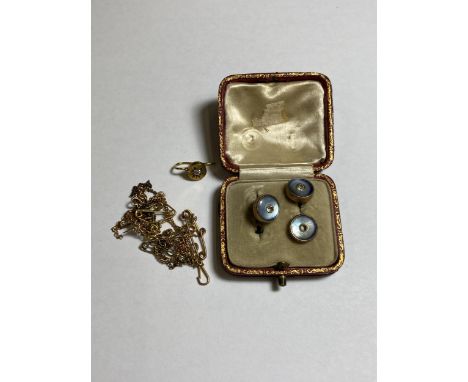 A VINTAGE CASED MOTHER OF PEARL BUTTON STUD SET AND ASSORTED SAFTEY CHAINS 